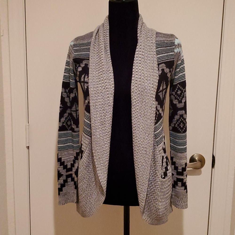 Beautiful Gray/Black/Green RUE21 Sweater Sz XS